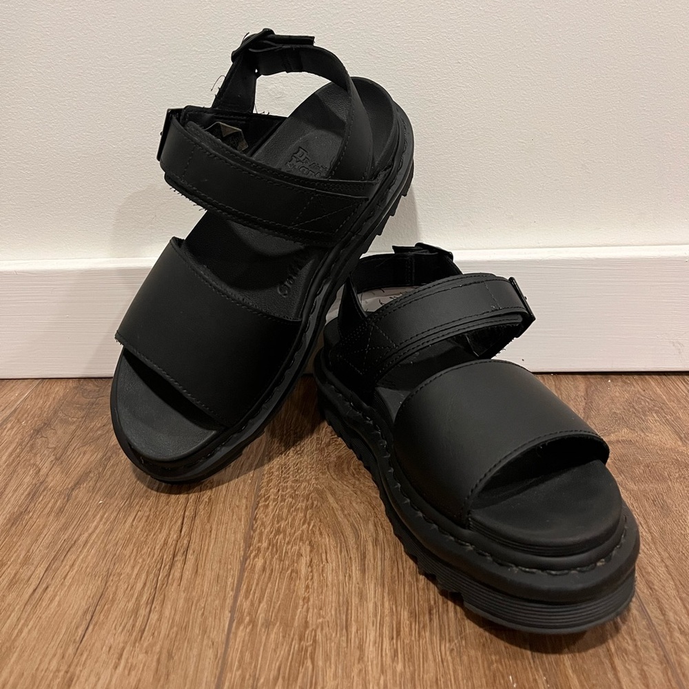 DR. MARTENS VOSS WOMEN'S LEATHER STRAP
SANDALS / BLACK / SIZE 7
